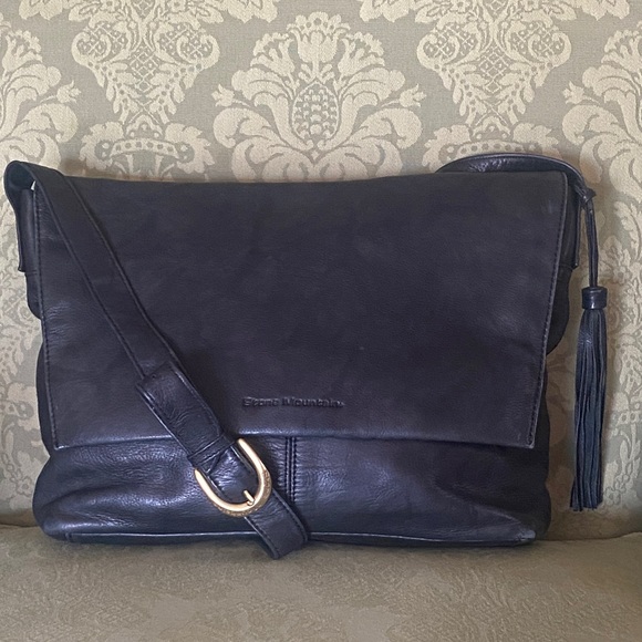 Stone Mountain Accessories Handbags - Stone Mountain Accessories Black Leather Messenger Shoulder Bag